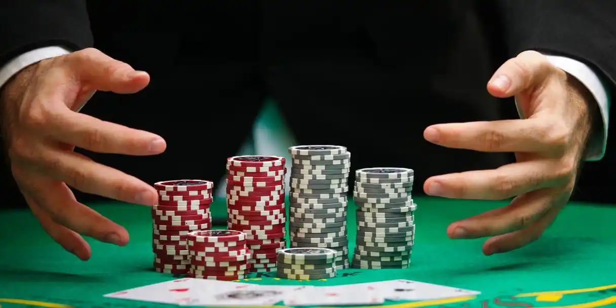 Pengguna membaca dokumen situs dengan teliti